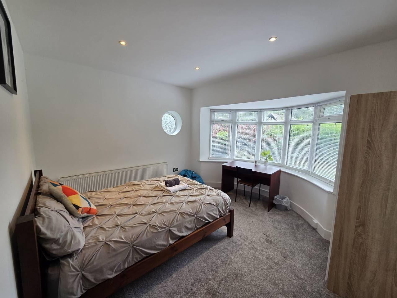 Double bedroom with a bay window and study desk — Greenhead Road, Huddersfield